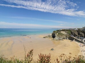 A beach with clear skies, calm waters, and rocky cliffs. - Shoreline Apartment No.3 (Newquay)