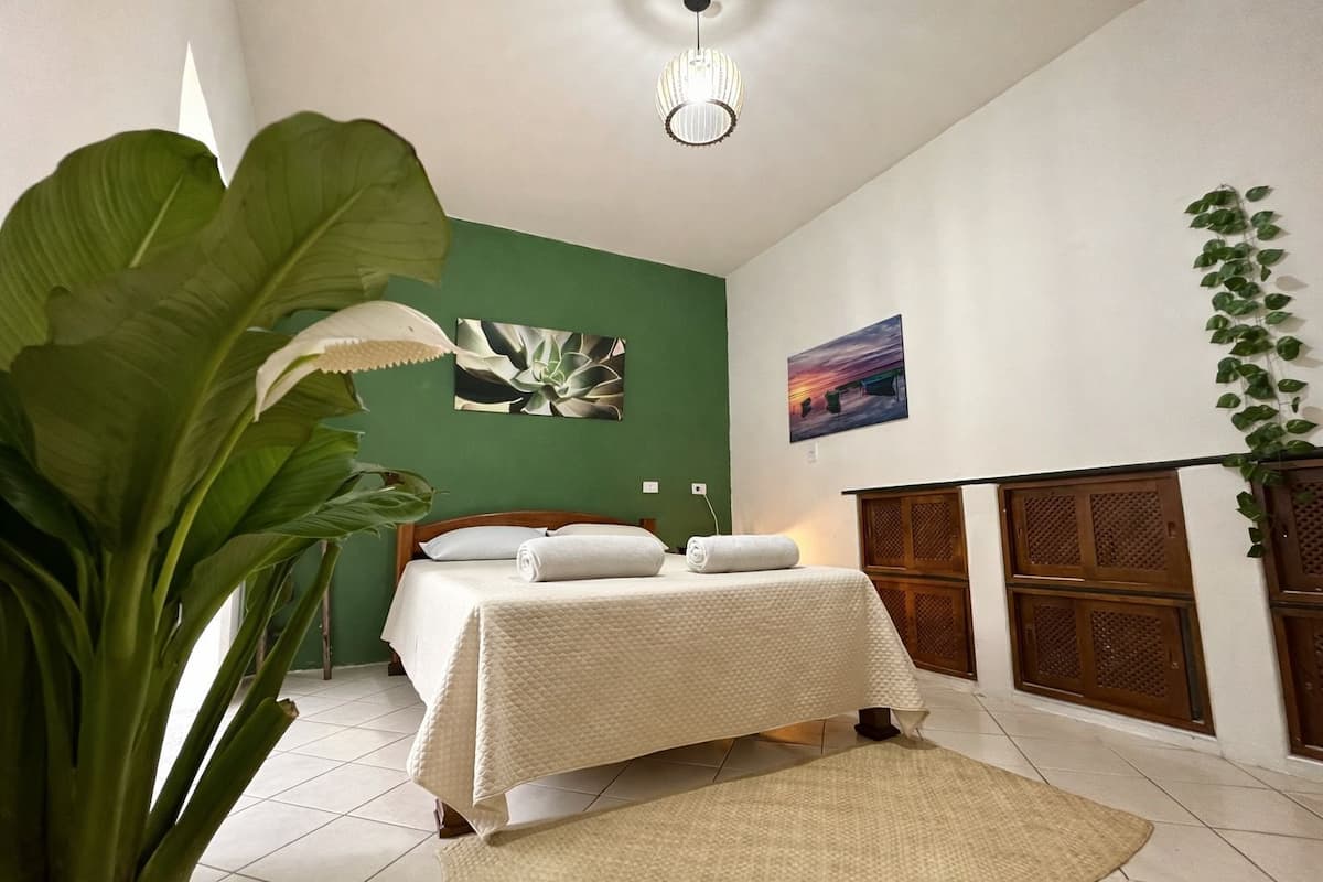 QUÁDRUPLO Quarto básico, janela para o muro, frente apto | Wifi gratis y ropa de cama