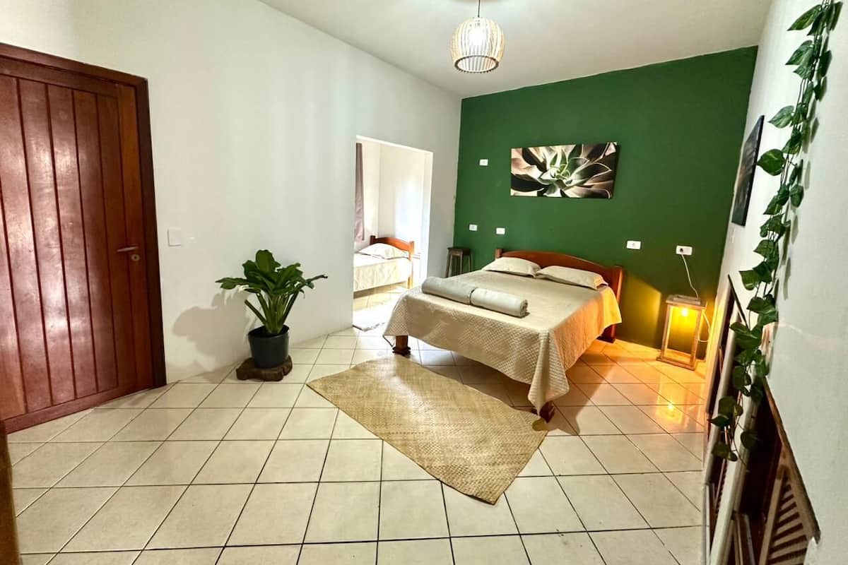 TRIPLO Quarto básico, janela para o muro, frente apto | Wifi gratis y ropa de cama