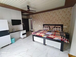 Habitación Deluxe doble, vistas a la ciudad | Escritorio y wifi gratis