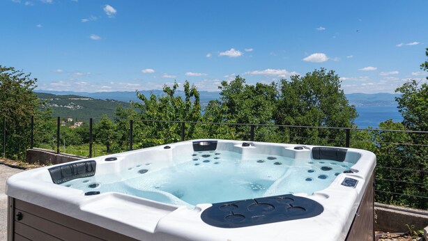 A hot tub with a panoramic view of the landscape. - Cozy house with jaccuzzi and barbecue (Dobreć)