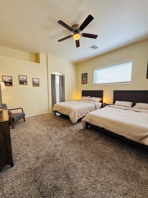 Desk, iron/ironing board, free WiFi, bed sheets - 4-Bedroom House In The Lovely Foothills of the Tucson Mountains (Tucson)