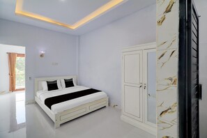 A bedroom with a bed, wardrobe, and a window with curtains. - Cozy Double Stay Near Mangusada Hospital (Mengwi)