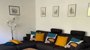 Un soggiorno moderno con un divano componibile, un tavolino da caffè e un tappeto.