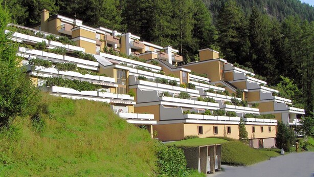 Una zona residenziale su una collina con edifici moderni a più piani.