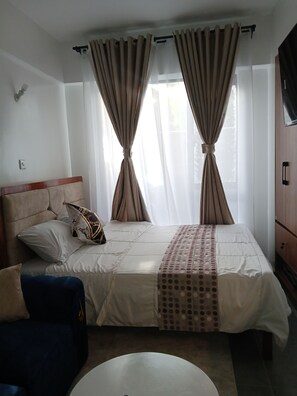1 bedroom, WiFi, bed sheets - Modern, secure studio with Wi-Fi, Smart TV & kitchenette in Thindigua. (Kiambu)