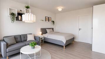 Escritorio, cortinas blackout, wifi gratis y ropa de cama
