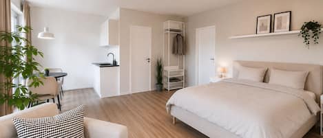 Comfort Apartment | Desk, blackout drapes, WiFi (free), bed sheets