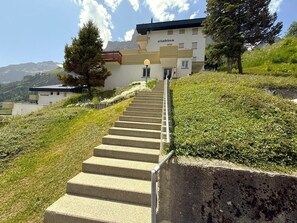 Un escalier menant à un bâtiment sur lequel on peut lire l’inscription « Clabina ».