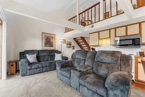 Apartment, Mehrere Betten, Bergblick (The Cozy Groves) | Wohnbereich