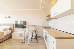 Private kitchen - Vista Spark, Cute Studio Apartment with Great View (Split)
