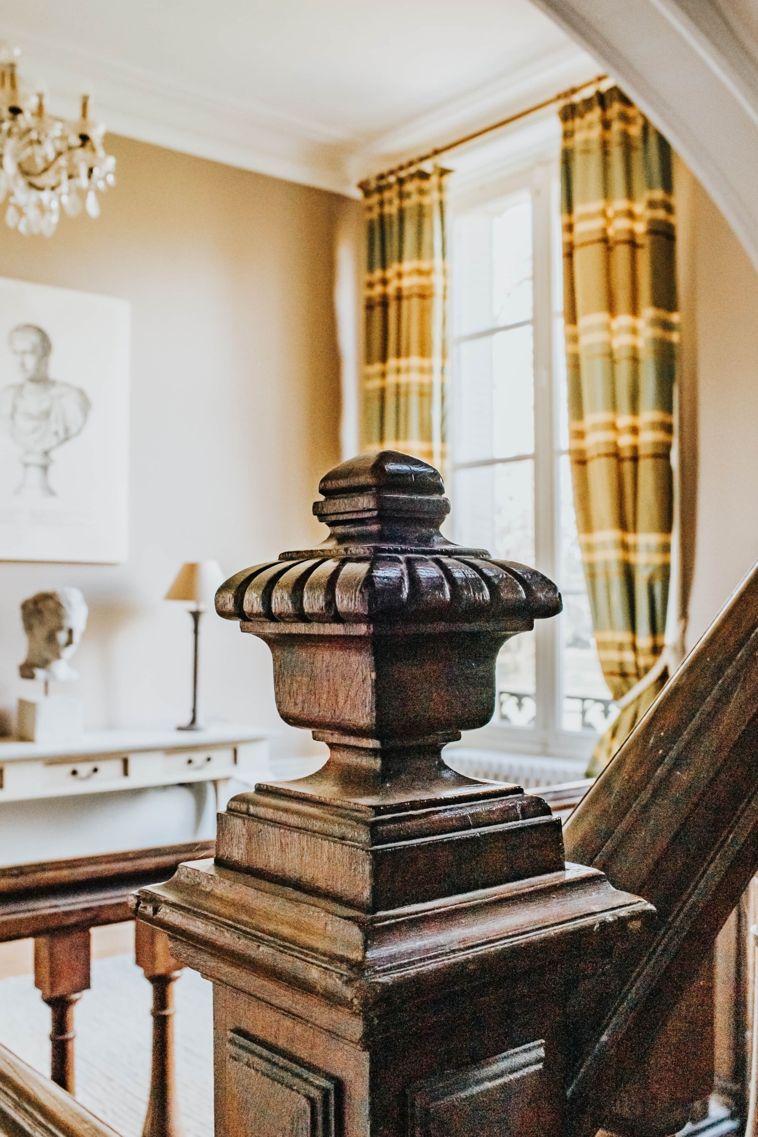 Een trap met een houten balustrade en een decoratieve balustrade met een afgeronde bovenkant.