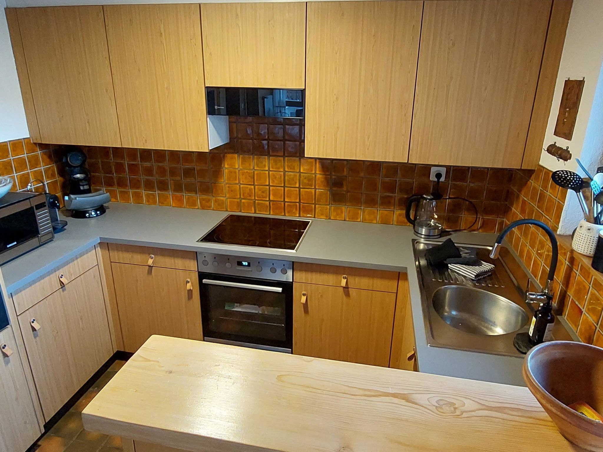 Fridge, microwave, dishwasher, cookware/dishes/utensils