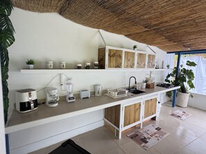 Refrigerador, parrilla de estufa, cafetera y tetera y tetera eléctrica 