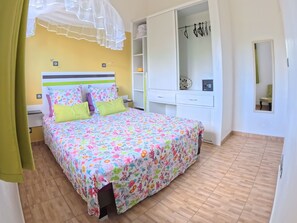 In-room safe, iron/ironing board, free WiFi, bed sheets - Creole bungalow with views of the ocean and tropical scenery – Le Colibri, Guadeloupe (Pointe-Noire)