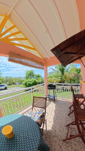 Outdoor dining - Creole bungalow with views of the ocean and tropical scenery – Le Colibri, Guadeloupe (Pointe-Noire)