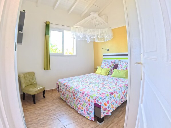 In-room safe, iron/ironing board, free WiFi, bed sheets - Creole bungalow with views of the ocean and tropical scenery – Le Colibri, Guadeloupe (Pointe-Noire)