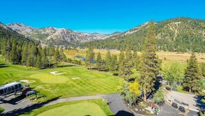 Un parcours de golf offrant une vue dégagée sur le paysage montagneux environnant.