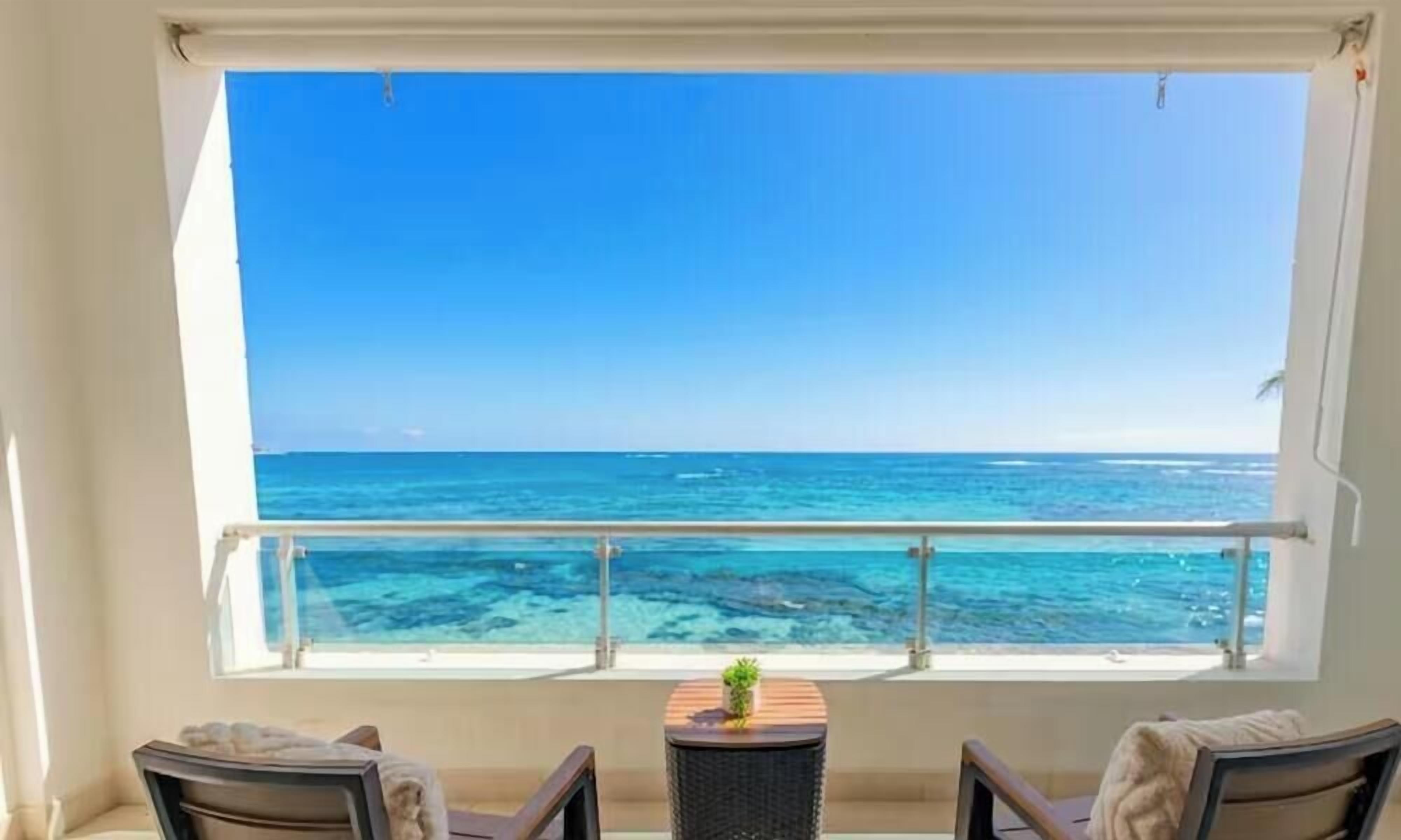 Un balcon avec vue sur l’océan.