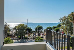Un balcón con vistas a la playa y al mar.