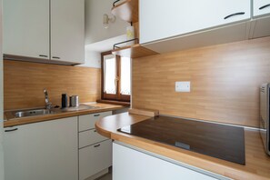 Wasserkocher mit Kaffee-/Teezubehör, Mikrowelle, Herdplatte, Toaster