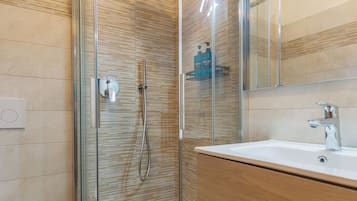 Shower, hair dryer, bidet, towels