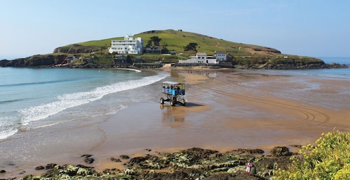 Woodcutters - comfortable idyllic beach style cabin near Bantham in South Devon