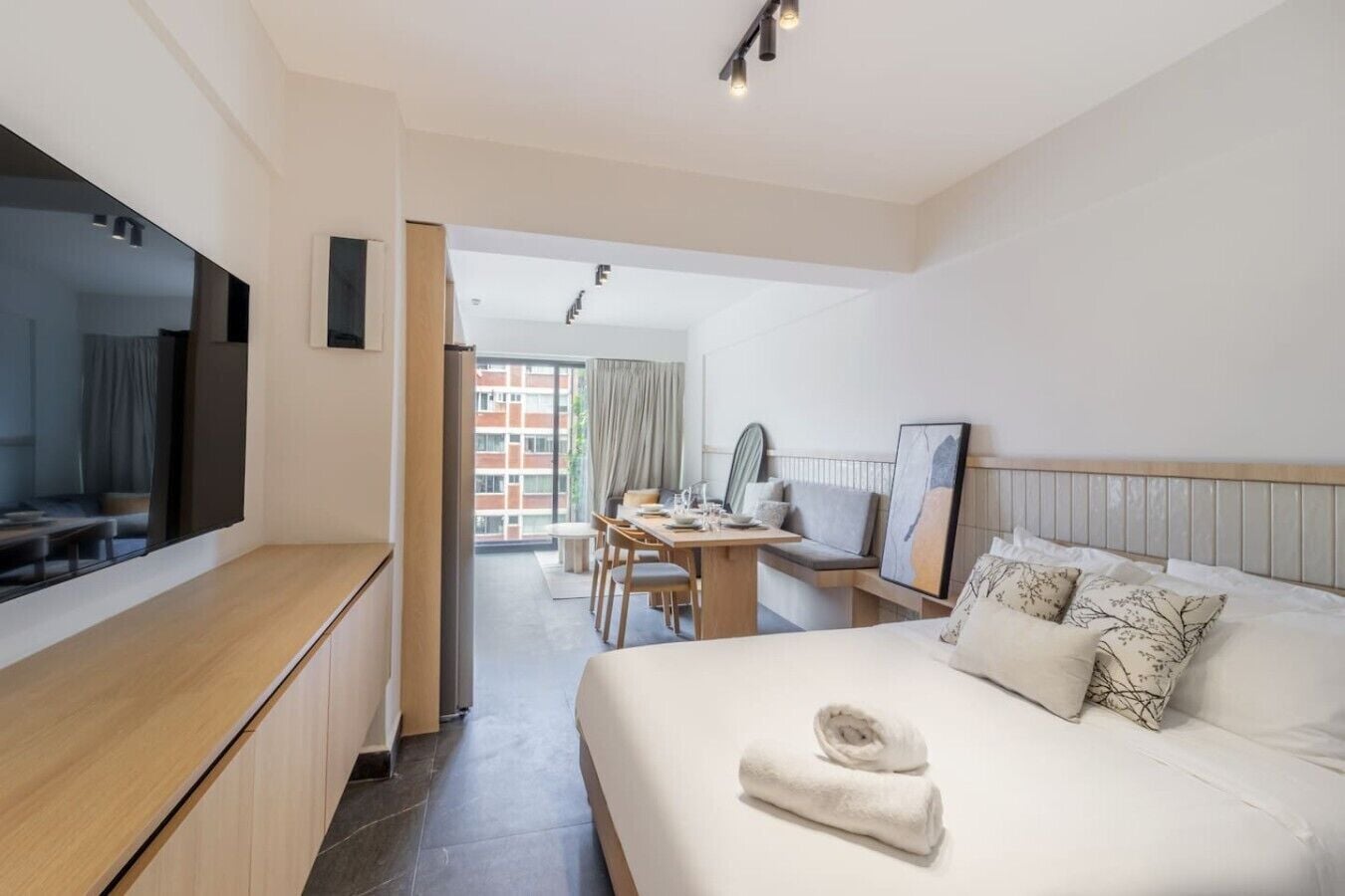 Iron/ironing board, WiFi, bed sheets