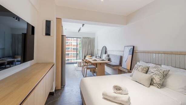A modern hotel room with a bed, a desk, a chair, and a television. - Myla - Loft in Condesa (Mexico City)