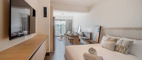 Een strijkplank/strijkijzer, wifi, beddengoed