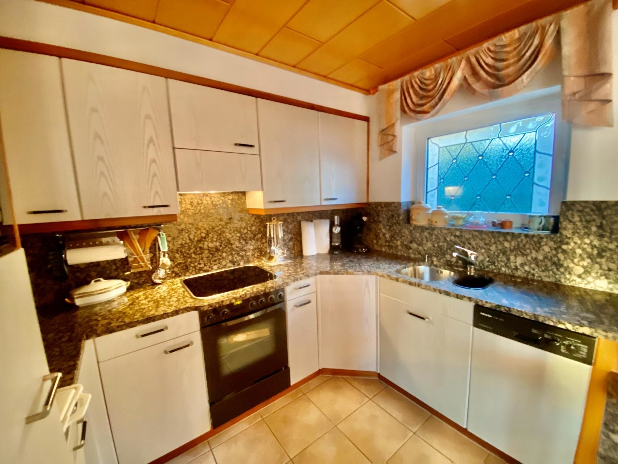 Fridge, microwave, dishwasher, cookware/dishes/utensils