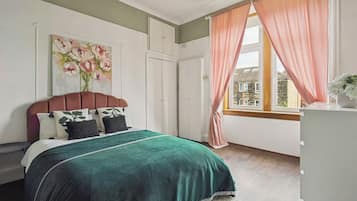 2 quartos, ferros/tábuas de passar roupa, roupa de cama