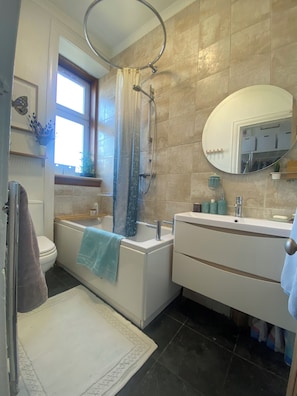 Serviettes fournies, savon, papier de toilette