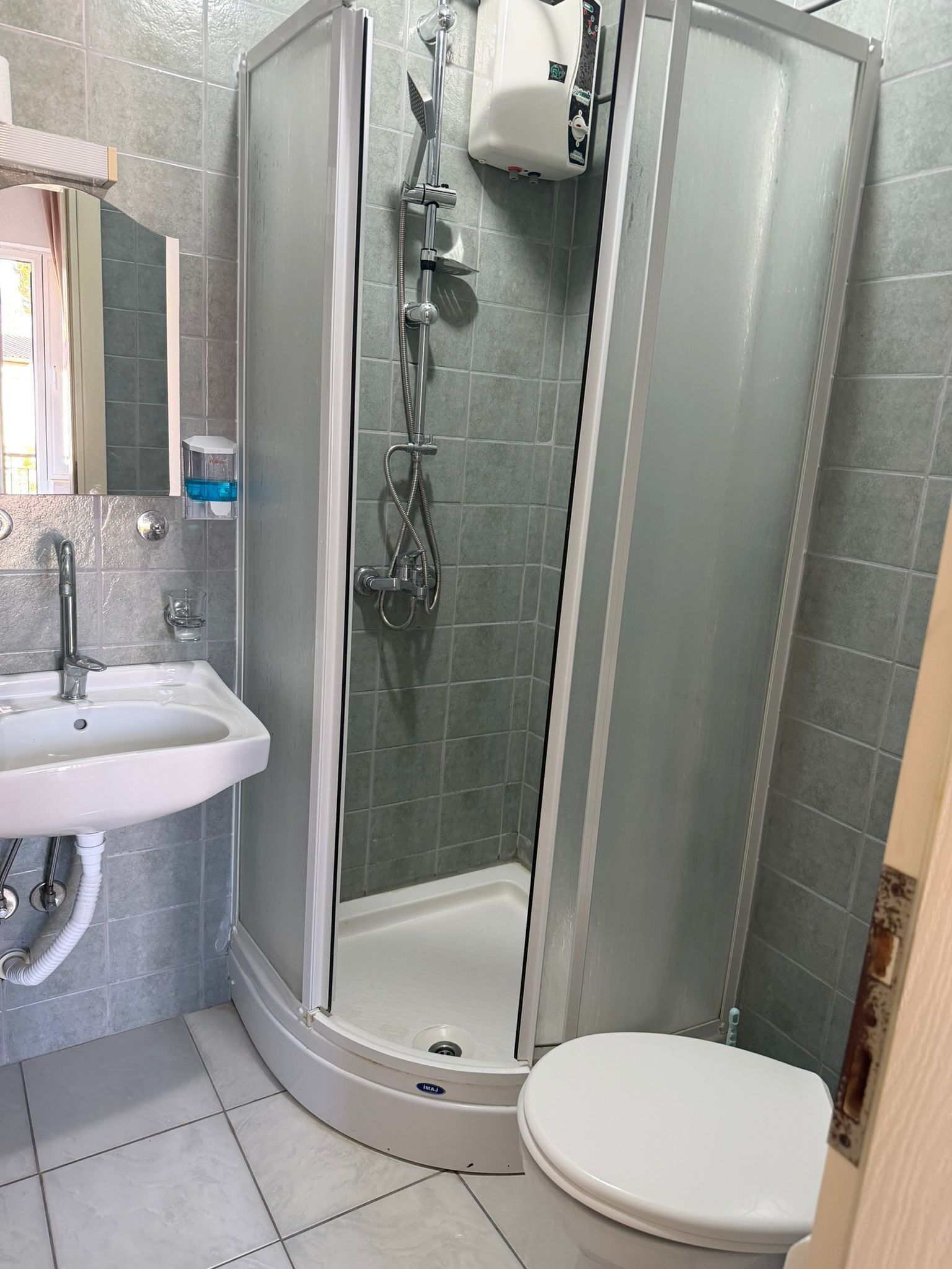 Standaard kamer, balkon, uitzicht op zee | Badkamer | Een haardroger, handdoeken, zeep, toiletpapier