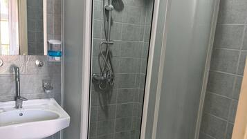 Standaard kamer, balkon, uitzicht op zee | Badkamer | Een haardroger, handdoeken, zeep, toiletpapier