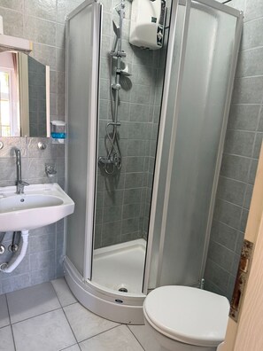 Quarto standard, sacada, vista para o mar | Banheiro | Secador de cabelo, toalhas de banho, sabonete, papel higiênico