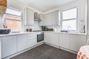 Coffee/tea maker, fridge, microwave, oven - Spacious 2BDR 2BA near Shepherds Bush Oasis (Greater London)