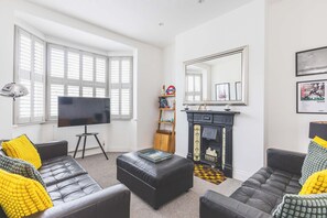 TV, offices - Spacious 2BDR 2BA near Shepherds Bush Oasis (Greater London)