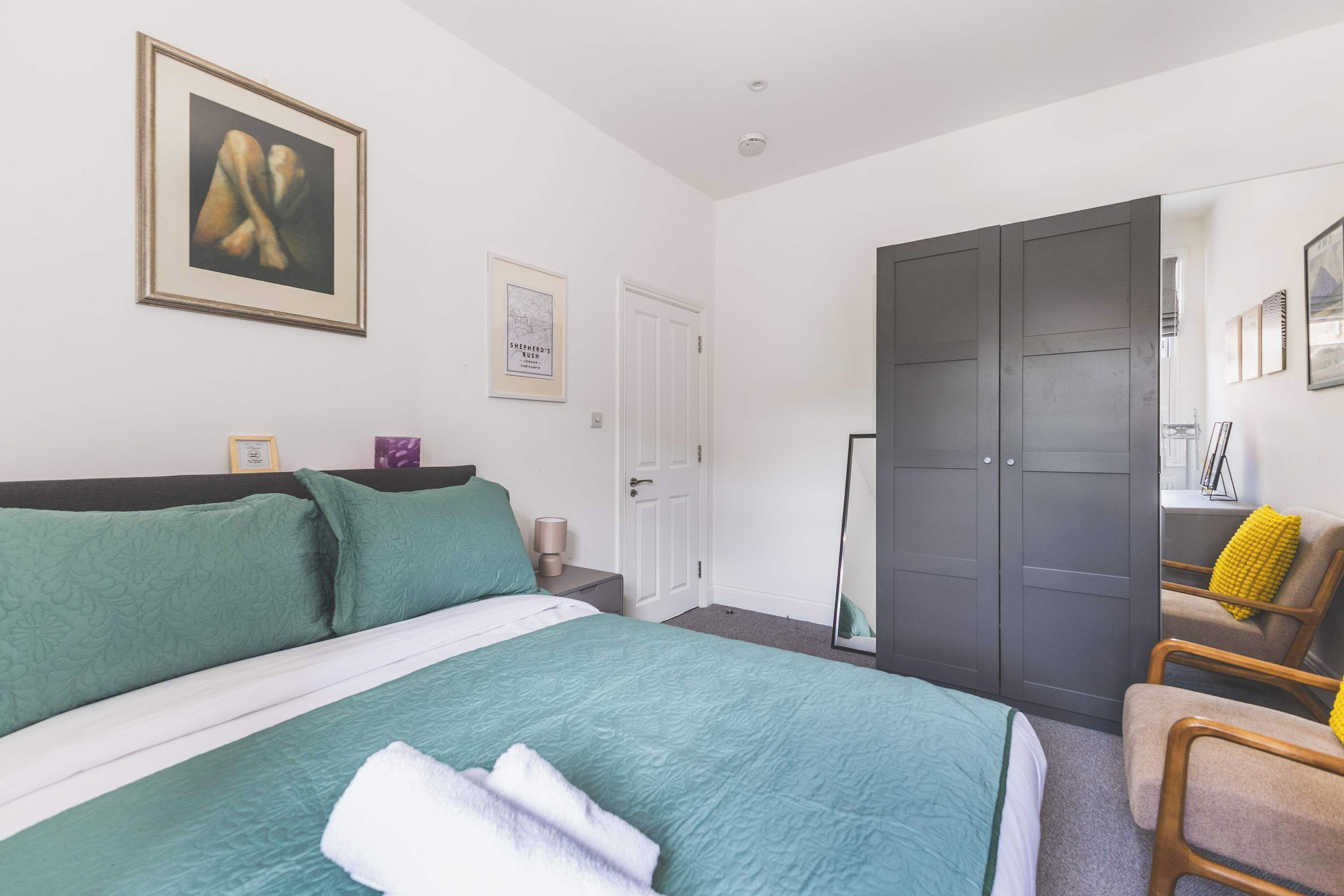 2 chambres, fer et planche à repasser, lit de bébé portatif