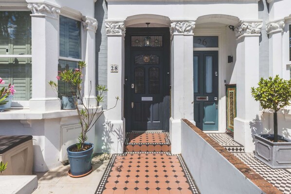 Exterior detail - Spacious 2BDR 2BA near Shepherds Bush Oasis (Greater London)