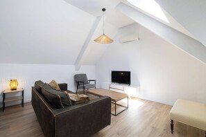 TV - Large 2BR Duplex -10 Min Walk to Historic Center (Málaga)