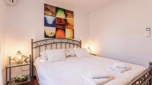 1 slaapkamer, een strijkplank/strijkijzer, wifi, beddengoed