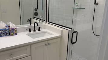 Ducha, secador de pelo, toallas, jabón