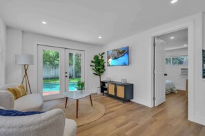 Desk, WiFi, bed sheets - Sun of a Beach - 4Bed Tropical Getaway (Fort Lauderdale)
