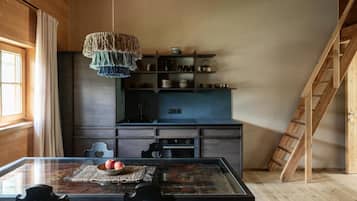Een koelkast, een oven, een kookplaat, een vaatwasser