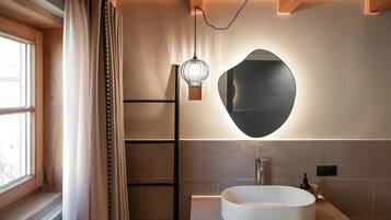 Douche, sèche-cheveux, serviettes fournies