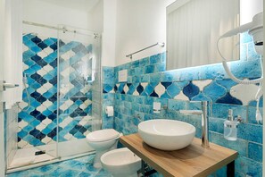 Habitación triple, vista al patio | Baño | Regadera, secadora de cabello, toallas, jabón 