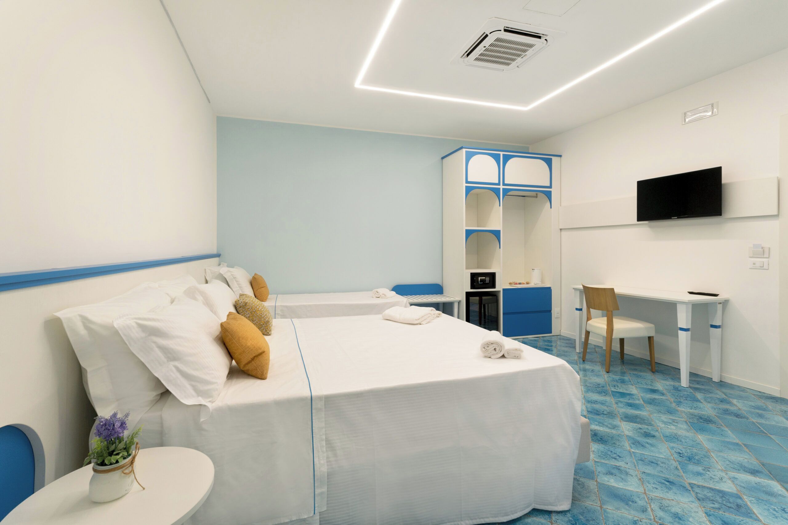 Quarto triplo, vista para o pátio | Cofres nos quartos, escrivaninha, espaço de trabalho para notebook