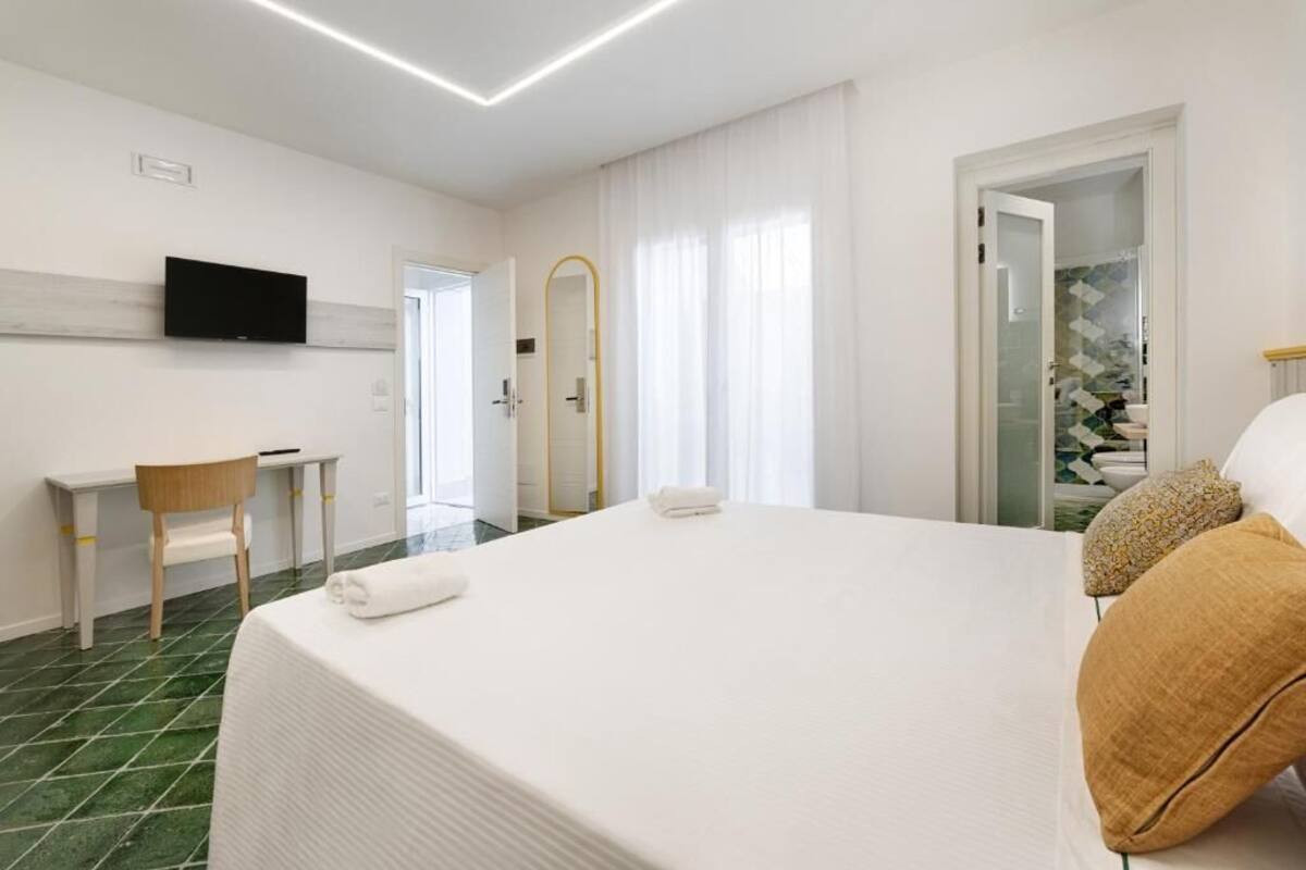 Habitación triple, vistas al patio | Caja fuerte, escritorio, espacio para trabajar con un portátil