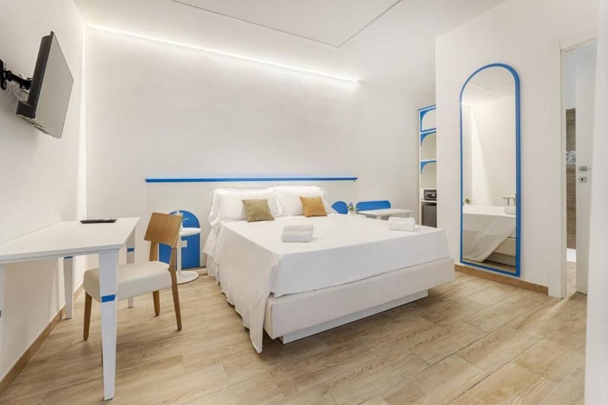 Habitación doble, vistas al patio | Caja fuerte, escritorio, espacio para trabajar con un portátil